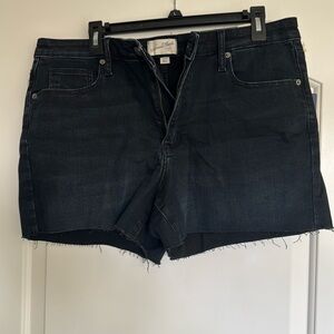 Universal Thread Jean shorts
Size 14
Color washed black
